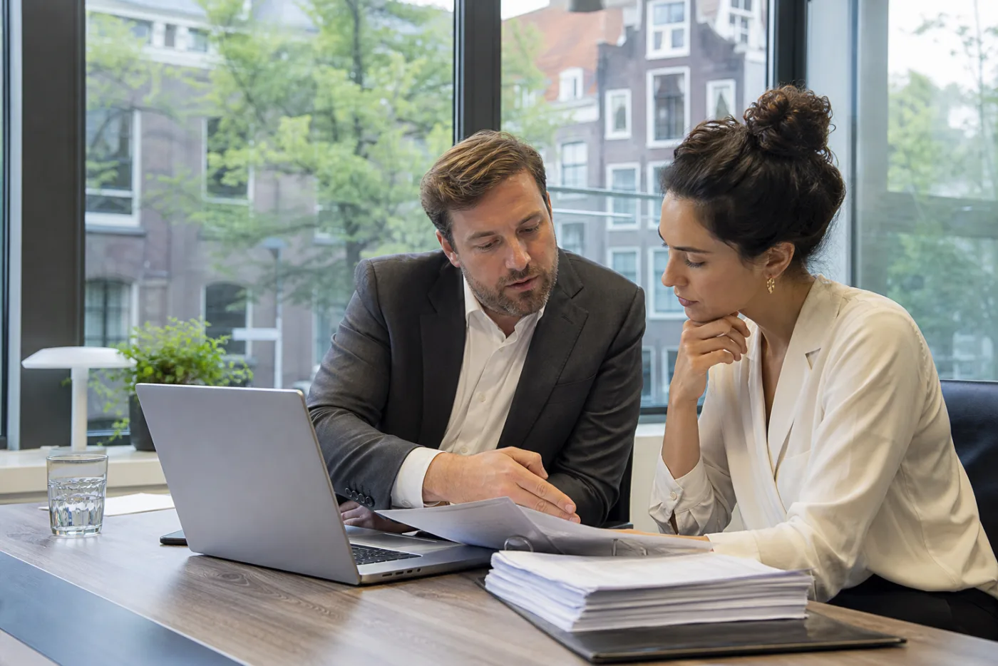 Nederlandse advocaat en ondernemer in Amsterdam beoordelen een lasterlijke Google review